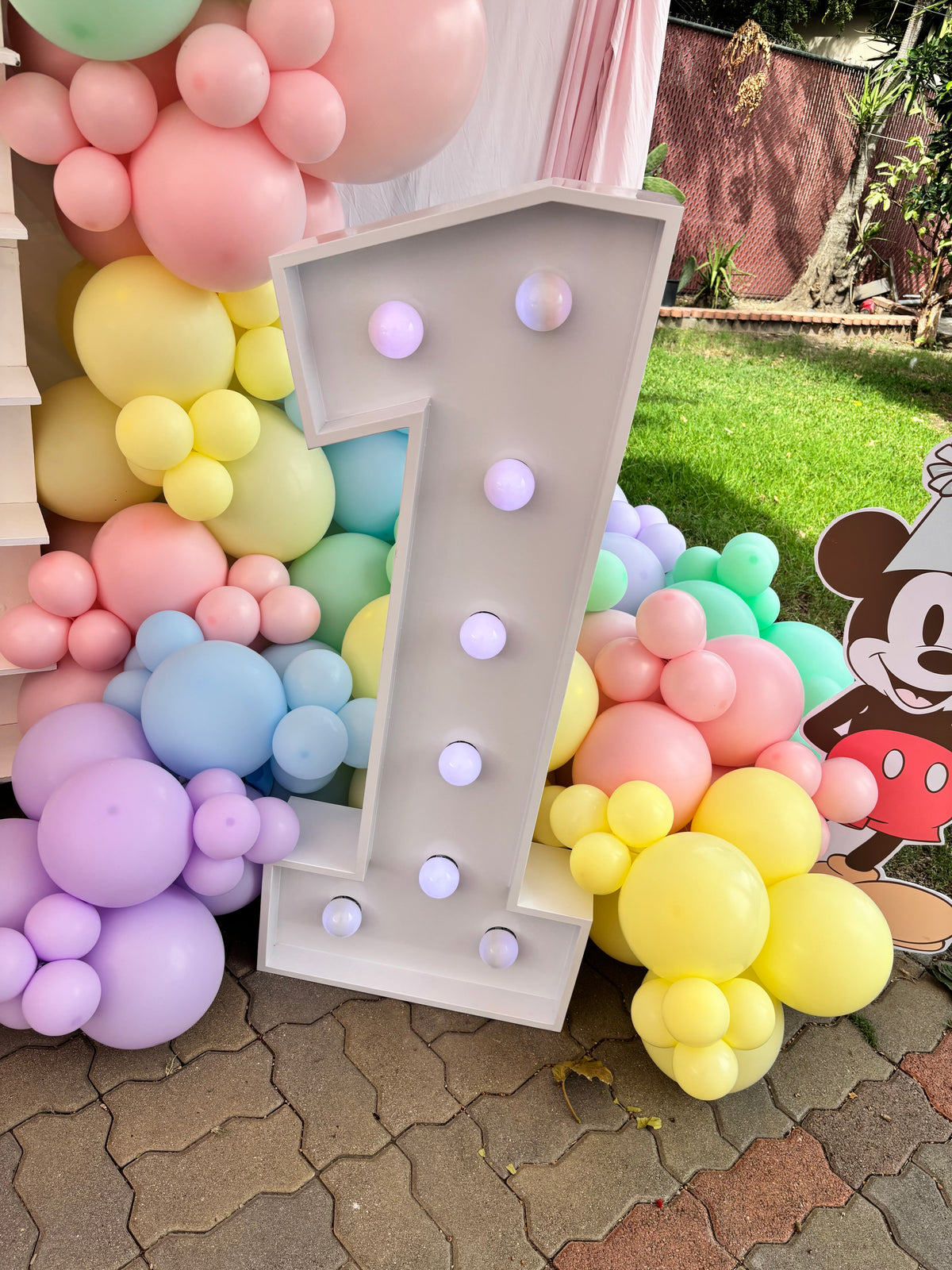 Pastel Mouse Birthday Balloon Decor